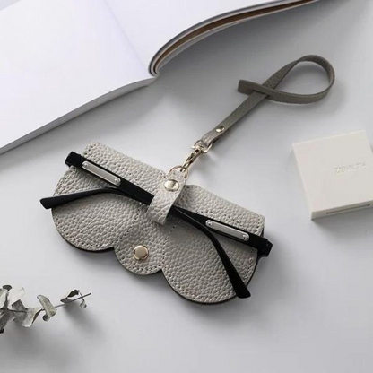 🕶️ VisionGuard™ – Mere end et etui – det er beskyttelse med klasse. 1+1 GRATIS